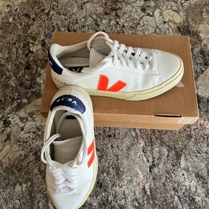 VEJA CAMPO CHROMEFREE LEATHER WHITE ORANGE FLUO